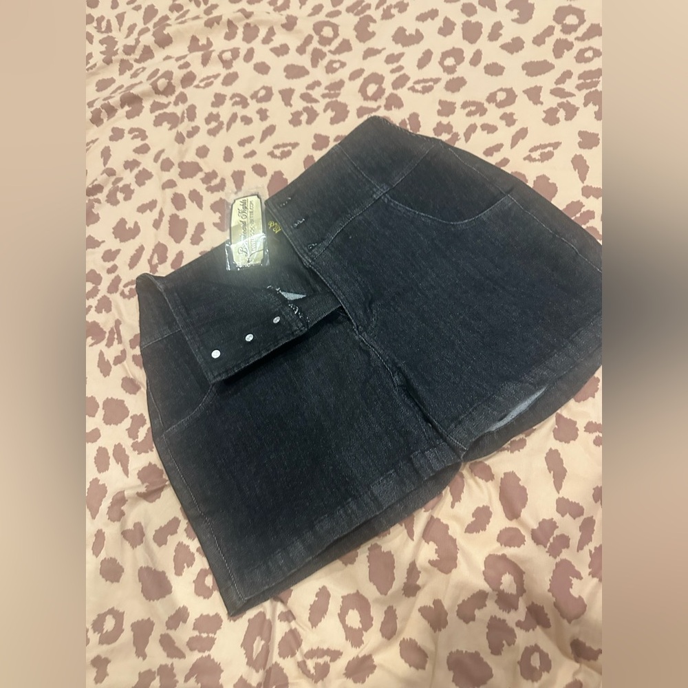 High-Rise Dark Denim Shorts w/ heart pockets & Front Button Detail - Picture 16 of 16